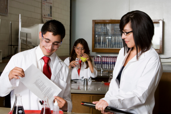 High school students in science class 600x400